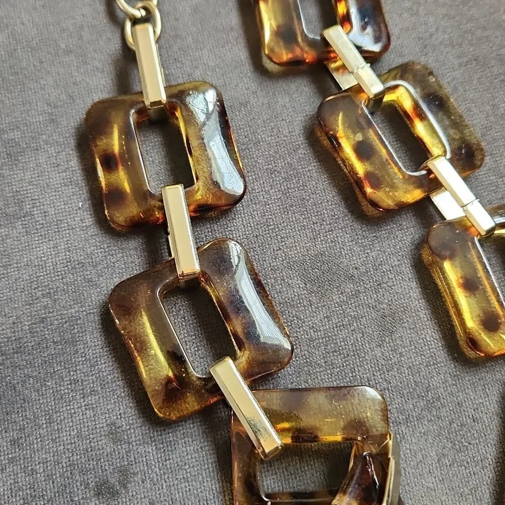 Elegant Tortoiseshell and Gold Necklace
